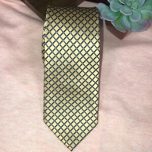 IZOD Stunning Diamond 💯 Silk Gold Navy Blue Tie